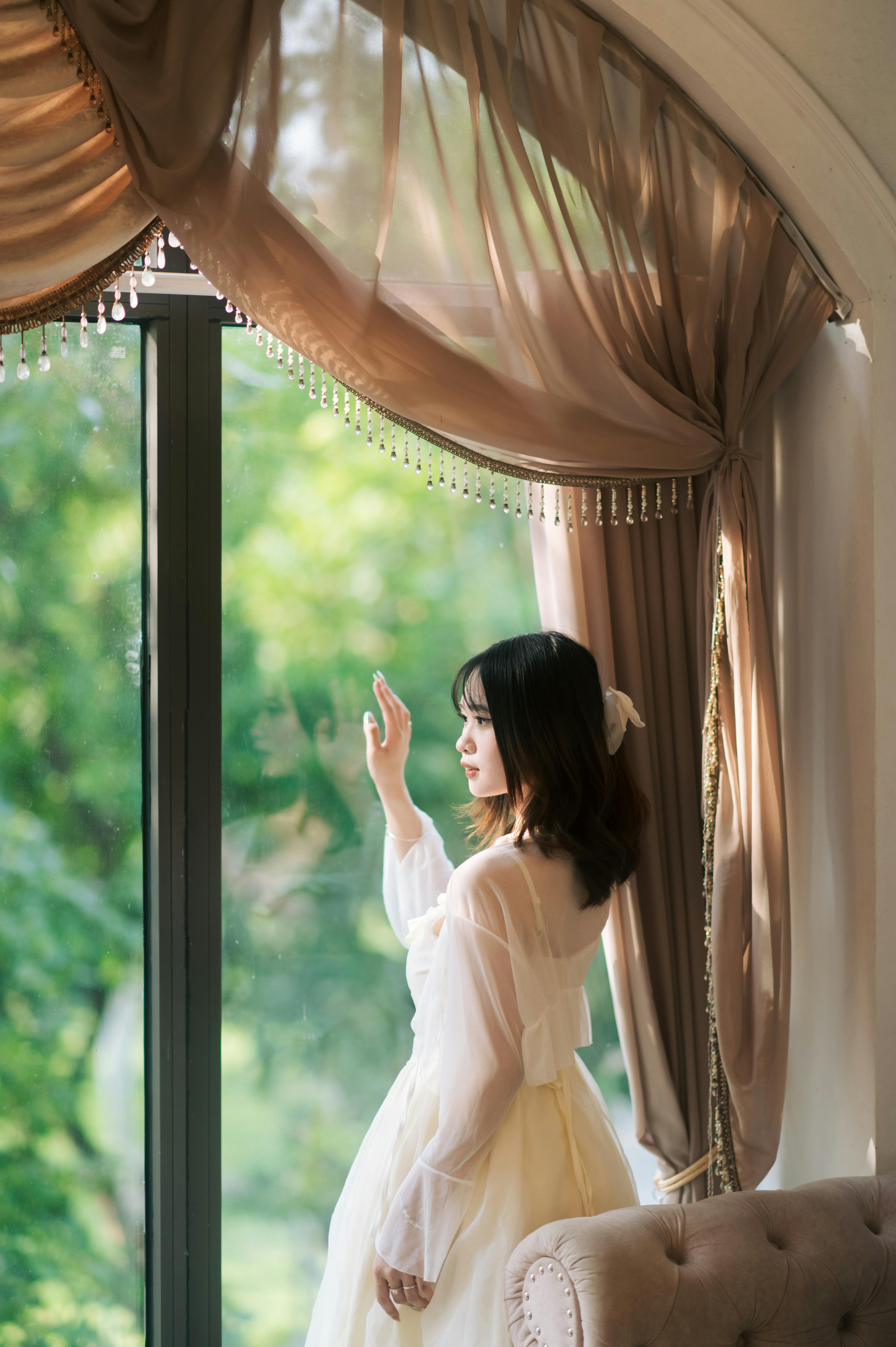 Retrato editorial com luz de janela